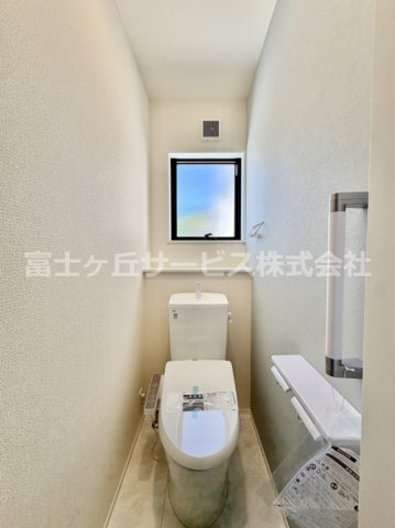 【トイレ】 | 田原市神戸町東大坪 新築一戸建て 1号棟 | 清潔感のあるトイレです