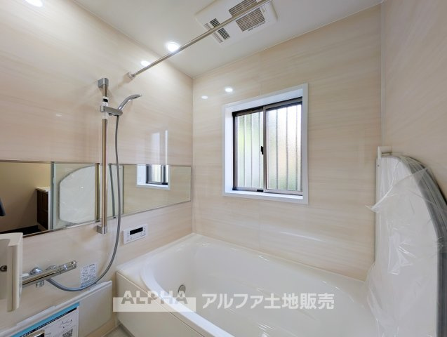 昭島市郷地町１丁目中古戸建の浴室|【Water heater】
◆給湯器◆追い炊き機能付きで、いつでも心地よい温度のお風呂に。家族それぞれの時間に合わせて、ゆったりとくつろげます。
