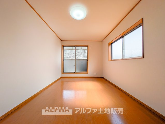 昭島市郷地町１丁目中古戸建の洋室|【comfort room】
◆落ち着きのある室内◆寝室としても子ども部屋としても使いやすく、暮らしの変化にも対応できる空間。日々の時間を穏やかに過ごせます。