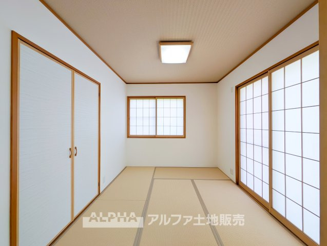 昭島市郷地町１丁目中古戸建の和室|【Japanese-room】
◆和室◆畳のやさしい感触が心を落ち着かせる和室。日常の中に、ほっと一息つける場所を。
