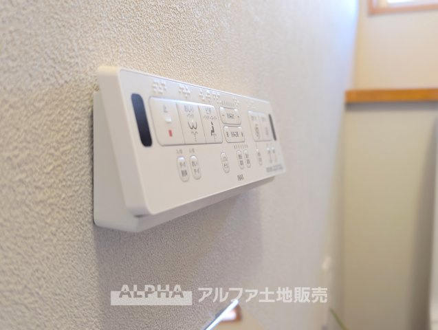 昭島市郷地町１丁目中古戸建のトイレ|【Warm water flush toilet】
◆温水洗浄便座付きトイレ◆お掃除も楽々。快適に過ごすためには今や欠かせない設備の一つです。壁掛けリモコンで使いやすくいつでも清潔に保てます。