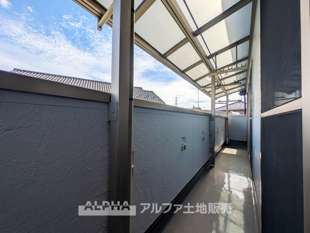 昭島市郷地町１丁目中古戸建のバルコニー|【outward appearance】
◆バルコニー◆家から望む空はブルースカイ。隔てるものは何もなく、そこにあるのは青い空と白い雲の景色がこの街の彩りを演出している。