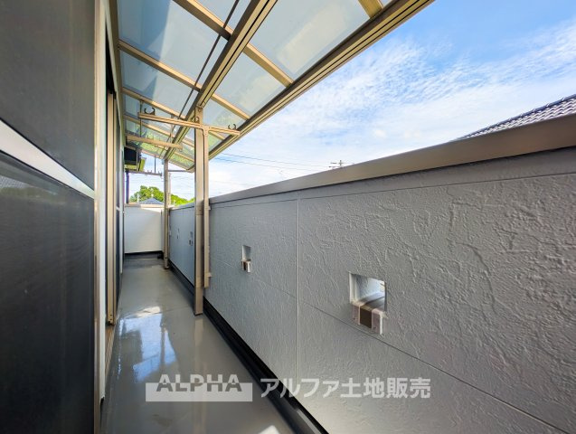 昭島市郷地町１丁目中古戸建のバルコニー|【Balcony】◆バルコニー◆日当たりの良いバルコニーは、洗濯物がよく乾くだけでなく、外の空気を感じながらひと息つける場所。暮らしに心地よい余白をもたらします。