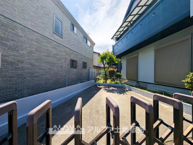 昭島市郷地町１丁目中古戸建の駐車場|【Parking 】◆駐車スペース◆を確保した住まい。日々の車の出し入れがしやすく、来客時にも対応可能。カーライフを前提とした、安心感のある住環境です。