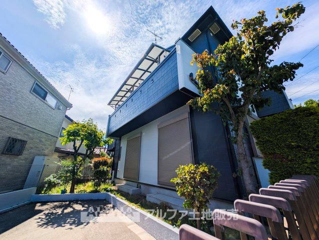 昭島市郷地町１丁目中古戸建の外観|【Morning Light】◆朝の光から始まる暮らし◆
やわらかな光が差し込む住まい。ここで迎える朝が、慌ただしい日常に少しの余裕と穏やかな時間を届けてくれる。