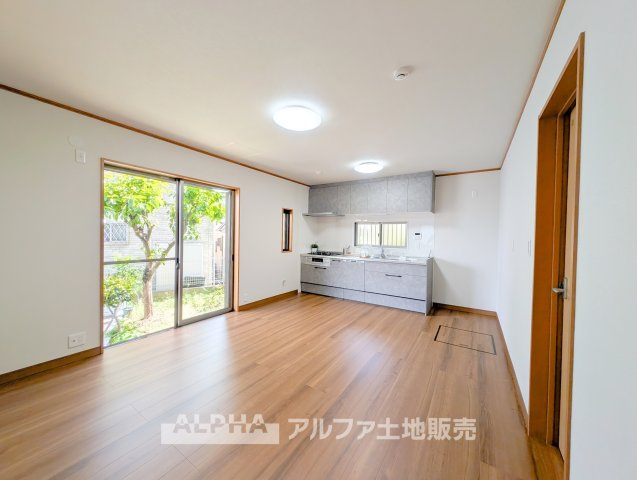 昭島市郷地町１丁目中古戸建の居間・リビング|【light a living】
◆明るいリビング◆にペイントして君との時間を有意義に過ごしたい。ここでの暮らしは僕たちにとって宝物になる。