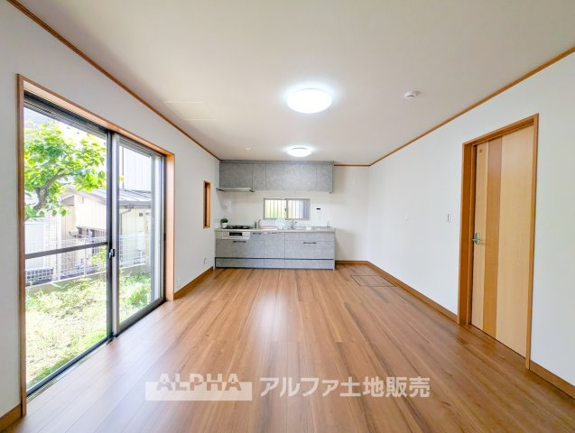 昭島市郷地町１丁目中古戸建の居間・リビング|【Cherish the time】
◆君との時間は◆リビングで、食卓で、寝室で、どこにいても楽しめる。居心地の良い空間の中で質のいい安らぎを求めたい。
