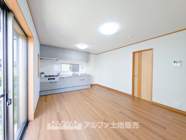 昭島市郷地町１丁目中古戸建の居間・リビング|【A home found by chance】
◆偶然見つけた物件で◆思わぬ空間を手に入れたい。愛を育み、人と出会い、新たな命に恵まれる。そんな未来を創造してぬくもりのある住空間を君と共有したい。