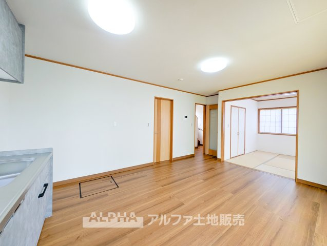 昭島市郷地町１丁目中古戸建の居間・リビング|【full space】
◆気軽に人を招ける◆ゆったりとした住空間に手のぬくもりを感じれるような温かい住まい。そんな環境で暮らしていくうちに僕たちも変わって行く。