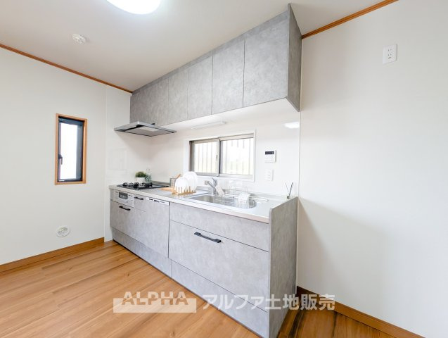 昭島市郷地町１丁目中古戸建のキッチン|【Happy circle Kitchen】
◆団欒キッチン◆キッチンからは家族の団欒が飛び交い明るい陽射しを浴びながらの朝食は楽しく素敵な時を奏でる空間。