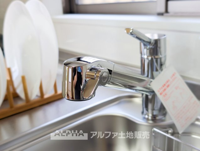 昭島市郷地町１丁目中古戸建のキッチン|【Water cleaner】
◆浄水器◆蛇口から流れ出すお水はクリーンでいつも楽しめます。また浄水器内臓シャワー混合栓なので場所取らずのスッキリとしたスタイルです。