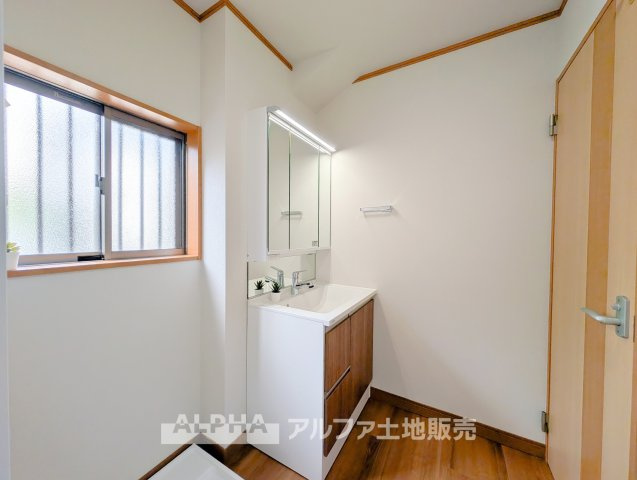昭島市郷地町１丁目中古戸建の洗面所|【Vanit】◆洗面台◆身支度がしやすい洗面台は、収納力にも配慮した設計。朝の準備から帰宅後まで、家族みんなが使いやすい空間です。