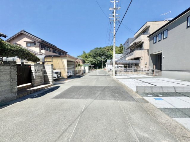 【前面道路含む現地写真】 | 田原市神戸町東大坪 新築一戸建て 3号棟 | 前面道路含む現地写真です