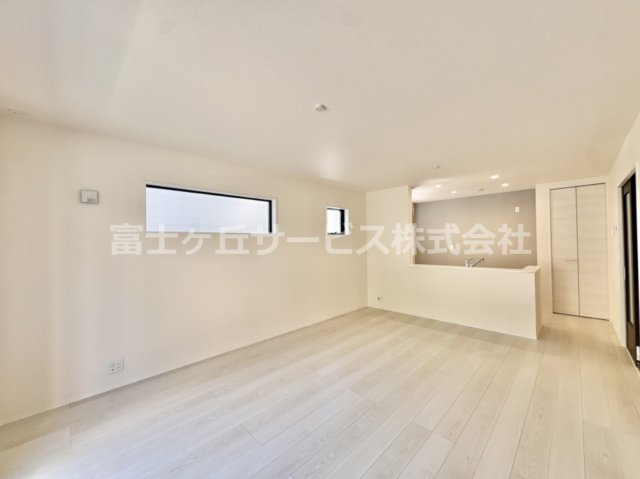 【居間・リビング】 | 田原市神戸町東大坪 新築一戸建て 4号棟 | おしゃれな居間です