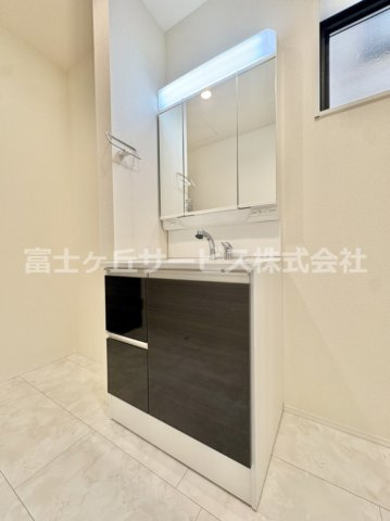 【独立洗面台】 | 田原市神戸町東大坪 新築一戸建て 4号棟 | 独立洗面台、小物を置くことができて便利です