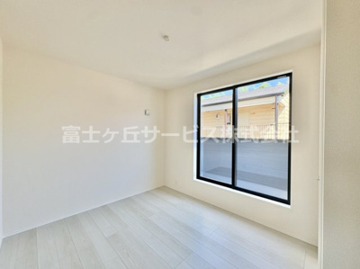 【洋室】 | 田原市神戸町東大坪 新築一戸建て 4号棟 | 落ち着いた色調の洋室です