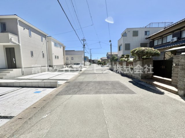 【前面道路含む現地写真】 | 田原市神戸町東大坪 新築一戸建て 4号棟 | 前面道路含む現地写真です