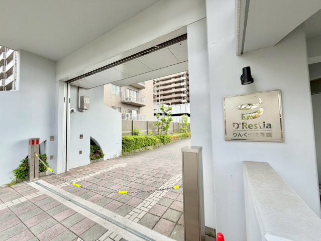 ディーレスティアりんくう羽倉崎|北側エントランス（駐車場入口）