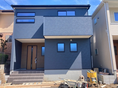 【外観】 | 新城市市場台4丁目 新築一戸建て 1号棟 | 現在建築中の外観画像です。ご内覧は同じメーカーの完成物件へご案内いたしますので、いつでもご相談ください！