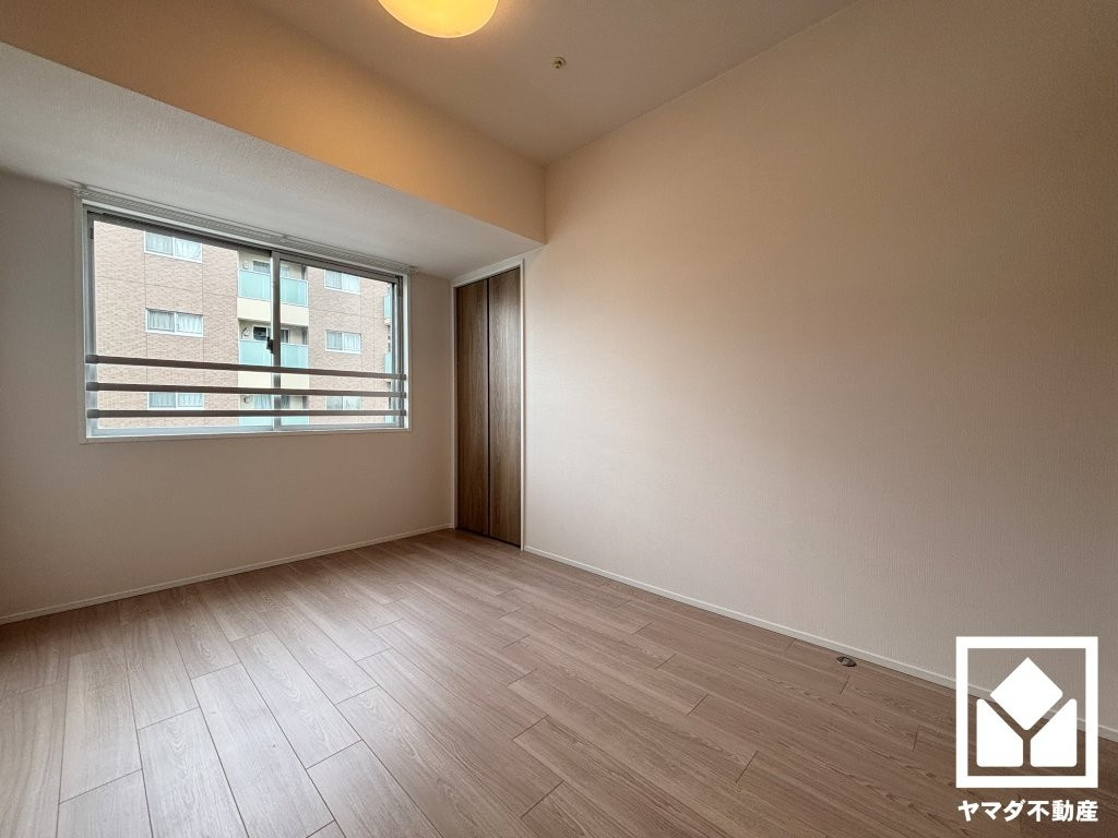 ザ・ガーデネスクシティコムズ館の子供部屋|約5.5帖の洋室。お子様のお部屋などにも丁度良い広さです。大きな窓からは明るい光が降り注ぎます。柔らかな光が差し込むお部屋で、快適で落ち着いた生活をお送りいただけます。
