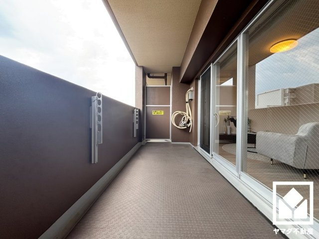 ザ・ガーデネスクシティコムズ館のバルコニー|南向き・東向きの2面バルコニーで陽当たり、風通し良好。南側は広々としているため、お洗濯物をたっぷりと干す事ができます。