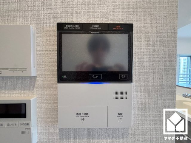 ザ・ガーデネスクシティコムズ館の防犯設備|突然の来訪時でも安心なモニター付きインターホンを完備。お留守番中のお子様でも簡単に来訪者の確認ができます。