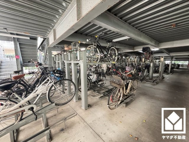 ザ・ガーデネスクシティコムズ館の駐輪場|サイクルラックの設置された屋根付き駐輪場を完備。スッキリ整理されて、自転車同士の接触や転倒の心配がございません（年額1800円～2400円）。バイク置き場もございます（月額1000円～1500円）。