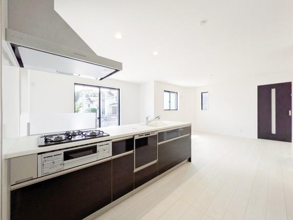 横浜市青葉区桂台２丁目の新築一戸建の洋室|窓からの光が嬉しい洋室です。
収納もあり、荷物が多い方にも安心です♪