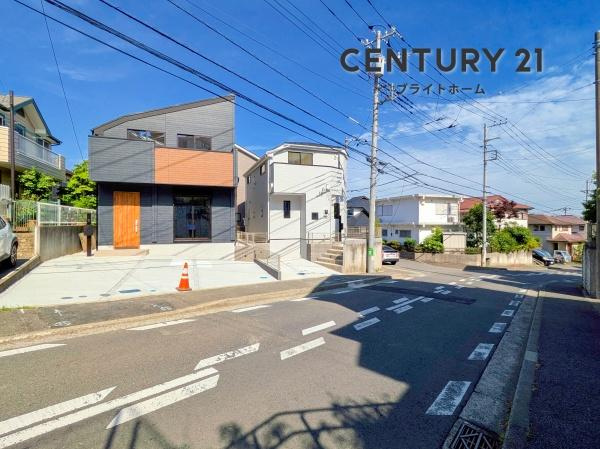 横浜市青葉区桂台２丁目の新築一戸建の前面道路含む現地写真|前面道路が広いので、安心して駐車可能です！
是非現地へお越しください。