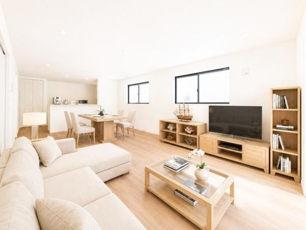 横浜市青葉区桂台２丁目の新築一戸建の居間・リビング|窓からは明るい光が差し込みます！
電気をつけなくても明るいです。
※家具等はＣＧでの参考レイアウトです。