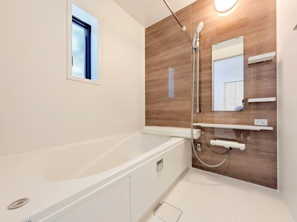 横浜市青葉区桂台２丁目の新築一戸建の浴室|窓付きの浴室です。
このバスルームで一日の疲れを癒してください！