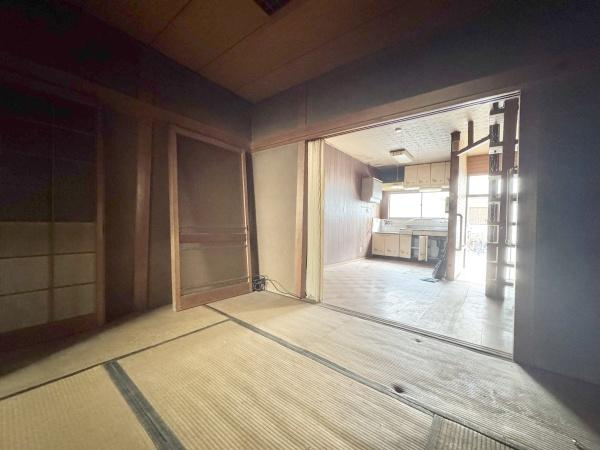 【和室】 | DKと隣接した6畳の和室。
開けることで、開放感あふれる空間に！
