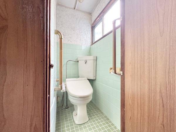 【トイレ】 | 窓があるので、換気しやすく匂いもこもりません♪暗くなりがちなトイレも明るいですよ♪