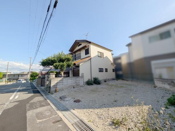 【前面道路含む現地写真】 | 前面道路は閑静な住宅地をはしる車通りの少ない道路。お車の出し入れが苦手なママや小さなお子様にも安心ですね。しっかり舗装もされているので、ベビーカーや自転車で通っても快適に通行できます。