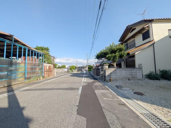 【前面道路含む現地写真】 | 低層の一戸建てを中心とした街並みが整然と続き、周辺は高い建物が建っていないので、採光や開放性に恵まれる環境です。