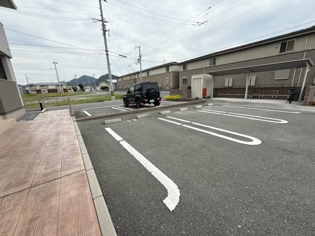 モンターニュⅡの駐車場