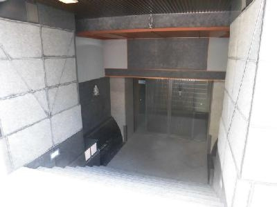 ヴェルビュ二条城東のエントランス