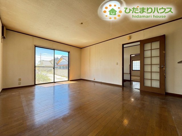 行田市下池守　中古一戸建ての居間・リビング|窓からたっぷりの光が差し込むリビングダイニングです！木目調のフローリングは温かみがあり、どんな家具とも合わせやすいですよ♪お食事のスペースとくつろぐスペースをしっかり分けて家具が配置できます！
