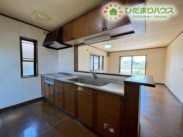 行田市下池守　中古一戸建てのキッチン|対面式のシステムキッチンです！上下にたくさんの収納棚があり、増えがちな調理器具や食器、調味料のストックも綺麗に収まります。作業スペースが広く、お子様と並んで一緒にお料理やお菓子作りも楽しめます！
