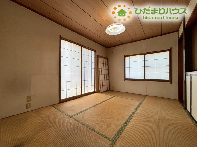 行田市下池守　中古一戸建ての和室|6帖の和室です！畳の香りが心地よく、お仕事の合間のちょっとした休憩や、お子様のお昼寝スペースとして重宝します！玄関ホールから出入りできるので客間にもピッタリです◎