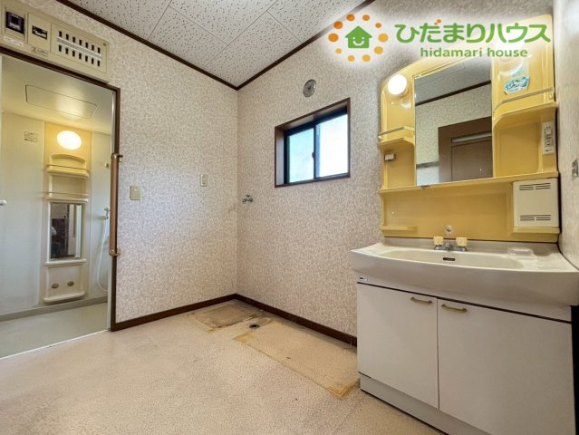行田市下池守　中古一戸建ての独立洗面台|使い勝手の良い独立洗面台です！鏡の横には収納スペースがあり、歯ブラシや化粧品、洗剤類をすっきり保管できます！サッと取り出せるので便利ですね！