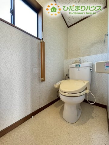 行田市下池守　中古一戸建てのトイレ|1階のトイレスペースです！明るいトーンの壁紙で圧迫感がなく、小窓から自然光が入るため、日中は爽やかで落ち着いた空間になっています！