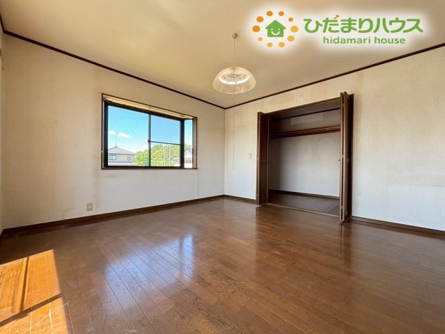 行田市下池守　中古一戸建ての寝室|2階の広々とした洋室です！大きな窓から心地よい風が通り抜け、寝室として使えば毎朝気持ちよく目覚めることができます！8帖あるので大きなベットも置けますね(-ω-)/