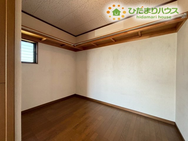 行田市下池守　中古一戸建ての収納|季節物の衣類を1か所にまとめられて便利な大容量のウォークインクローゼットです。これだけのスペースがあればお部屋を常にスッキリ保つことができますね！