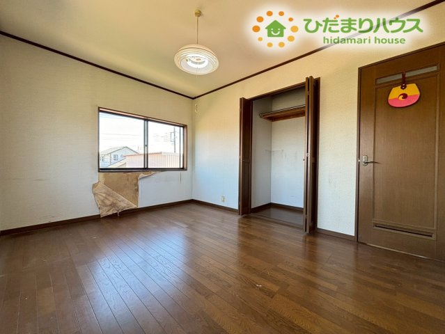 行田市下池守　中古一戸建ての子供部屋|お子様のお部屋にぴったりな洋室です！勉強机やシングルベッドを置いても十分なスペースが残り、のびのびと過ごせます！収納扉が付いているので、学校の道具や衣類を自分で片付ける習慣も身につきますね！