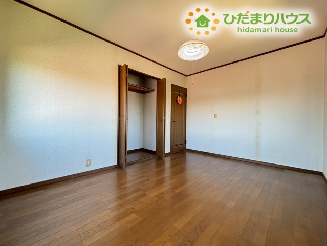 行田市下池守　中古一戸建ての子供部屋|全室に収納がしっかりと確保されているため、ご家族それぞれのプライベートな荷物が各部屋で完備できます！窓からは遮るもののない、のどかな景色を眺めることができますよ♪