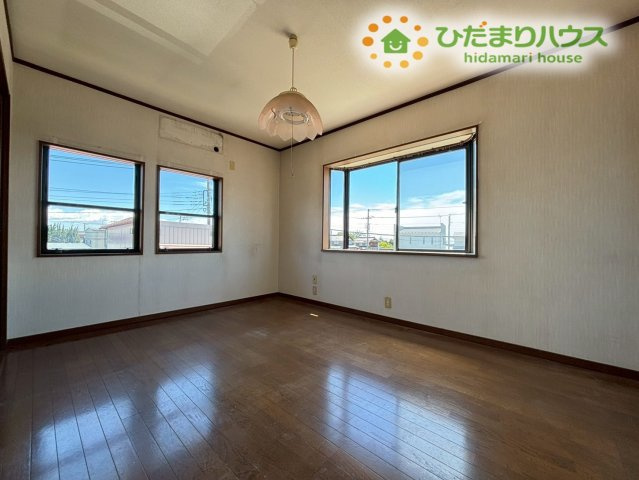 行田市下池守　中古一戸建ての洋室|2面採光で通気性もよく、お部屋全体の空気をすぐに窓から入れ替えることができ、過ごしやすい空間になっております！