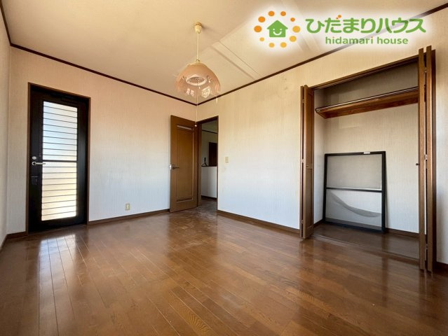 行田市下池守　中古一戸建ての洋室|別角度からの洋室です！フローリングはお掃除ワイパーなどでサッとお手入れができ、毎日忙しいご家庭でも綺麗な状態をキープしやすいです！お好みのカーペットを敷いて、模様替えを楽しむのもおすすめですよ(^^)