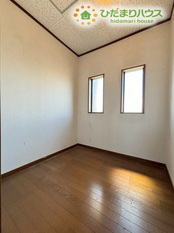 行田市下池守　中古一戸建ての収納|2階にある納戸です！お洒落な２つの縦型小窓もついており、空気の入替えもバッチリです◎季節物の家電や大きな荷物をまとめて収納できます！
