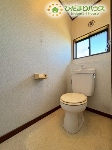 行田市下池守　中古一戸建てのトイレ|2階に設けられたトイレです！朝の忙しい時間帯も、1階と2階の2箇所にトイレがあれば、ご家族間での順番待ちのストレスがなくスムーズに身支度が進みますね♪窓付きでいつでもしっかりと換気が行えます！
